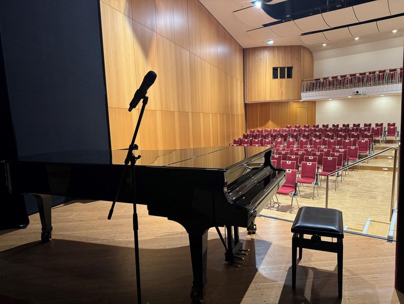 Blick von der Bühne aus, mit Klavier im Studiosaal
