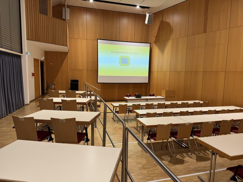 Studiosaal mit parlamentarischer Bestuhlung.
