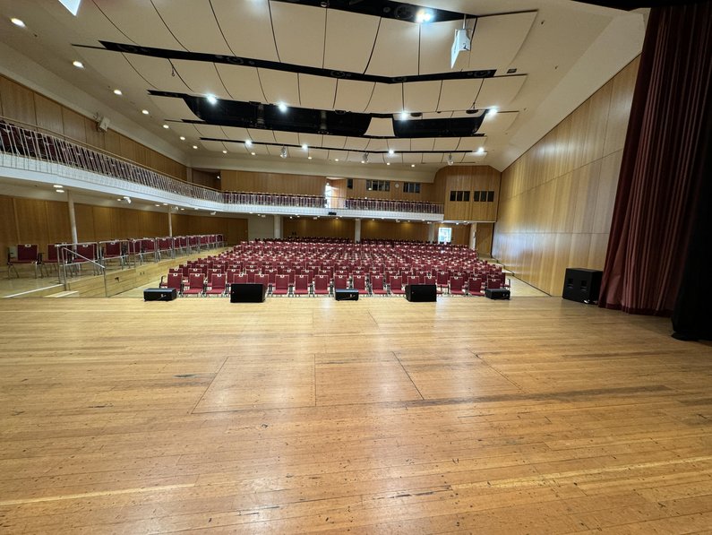 Blick auf den Gesamtsaal von der Bühne aus.