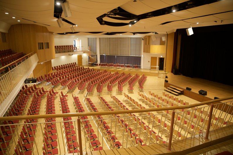 Gesamtsaal, Trennwand offen, Reihenbestuhlung, Blick seitlich von rechts, Bühnenportal ist sichtbar