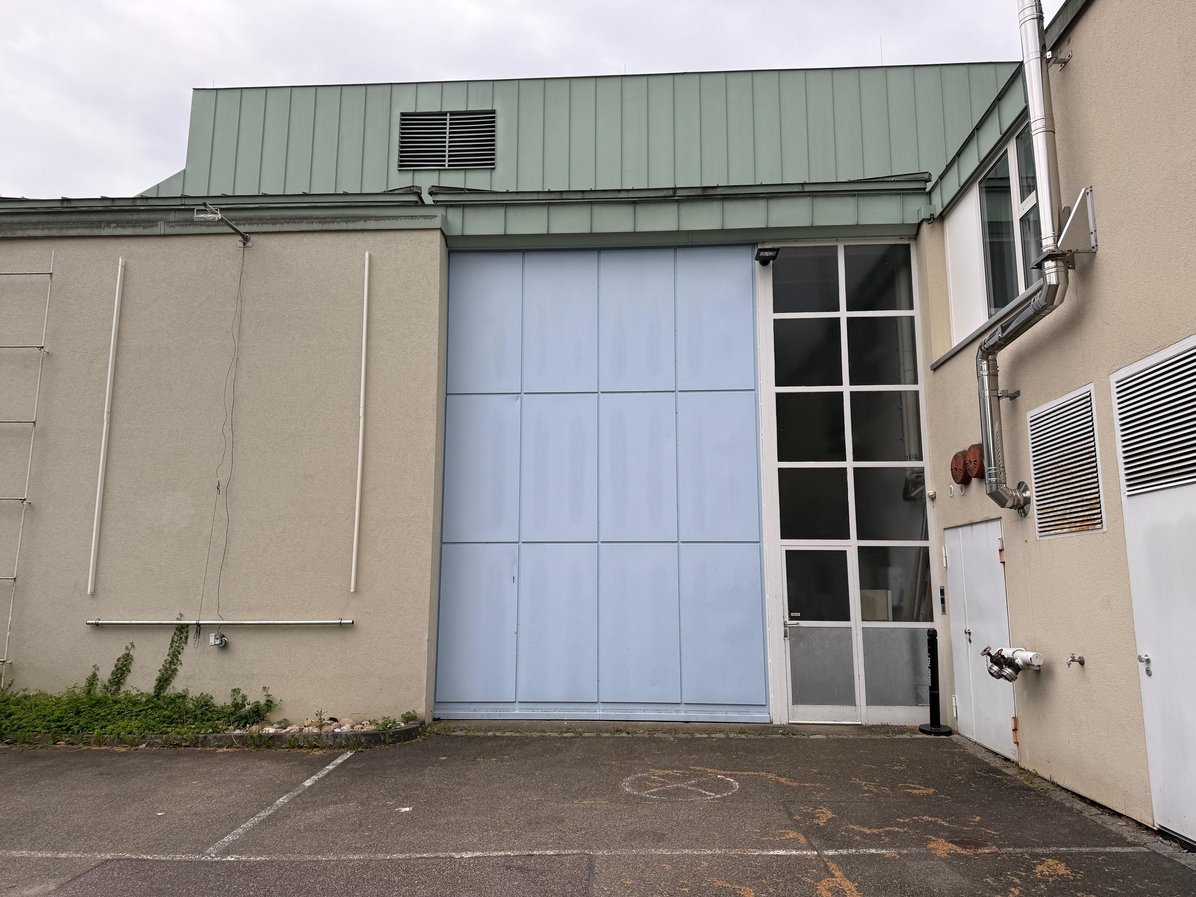 Tor zur Anlieferung hinter der Bühne, Anlieferhof der Stadthalle.