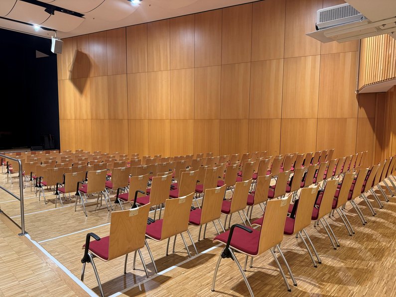 Reihenbestuhlung im Studiosaal, Blick von der Tür auf die Bühn