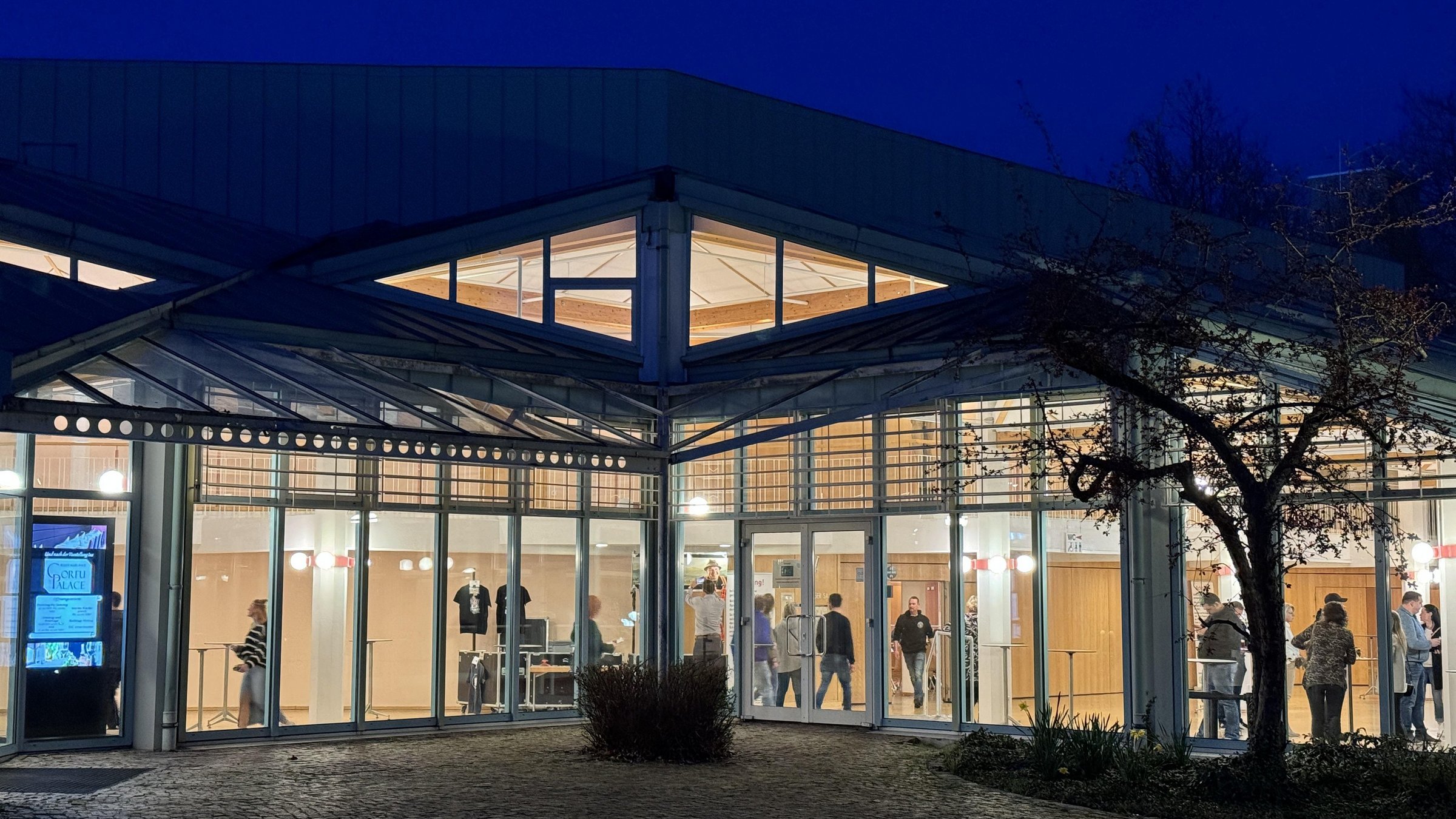 Stadthalle bei Nacht