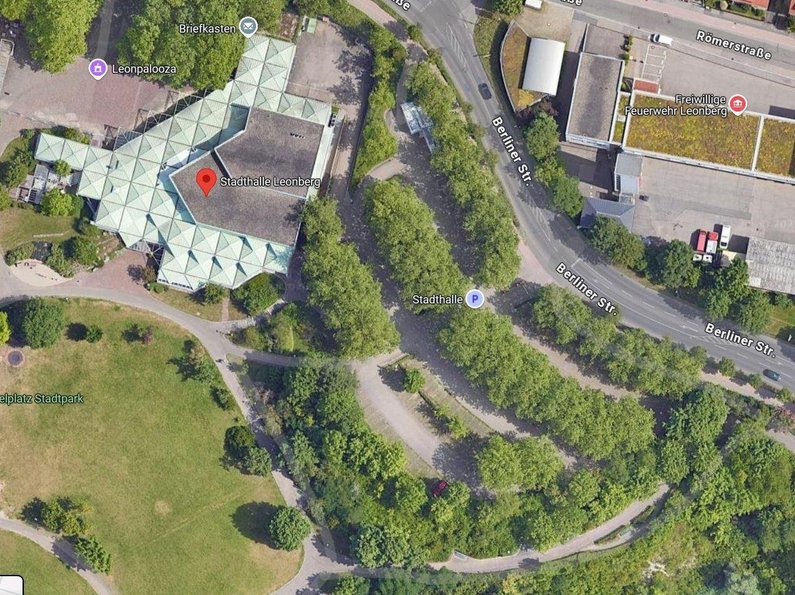 Parkplatz Stadthalle aus der Vogelperspektive aus Google Maps