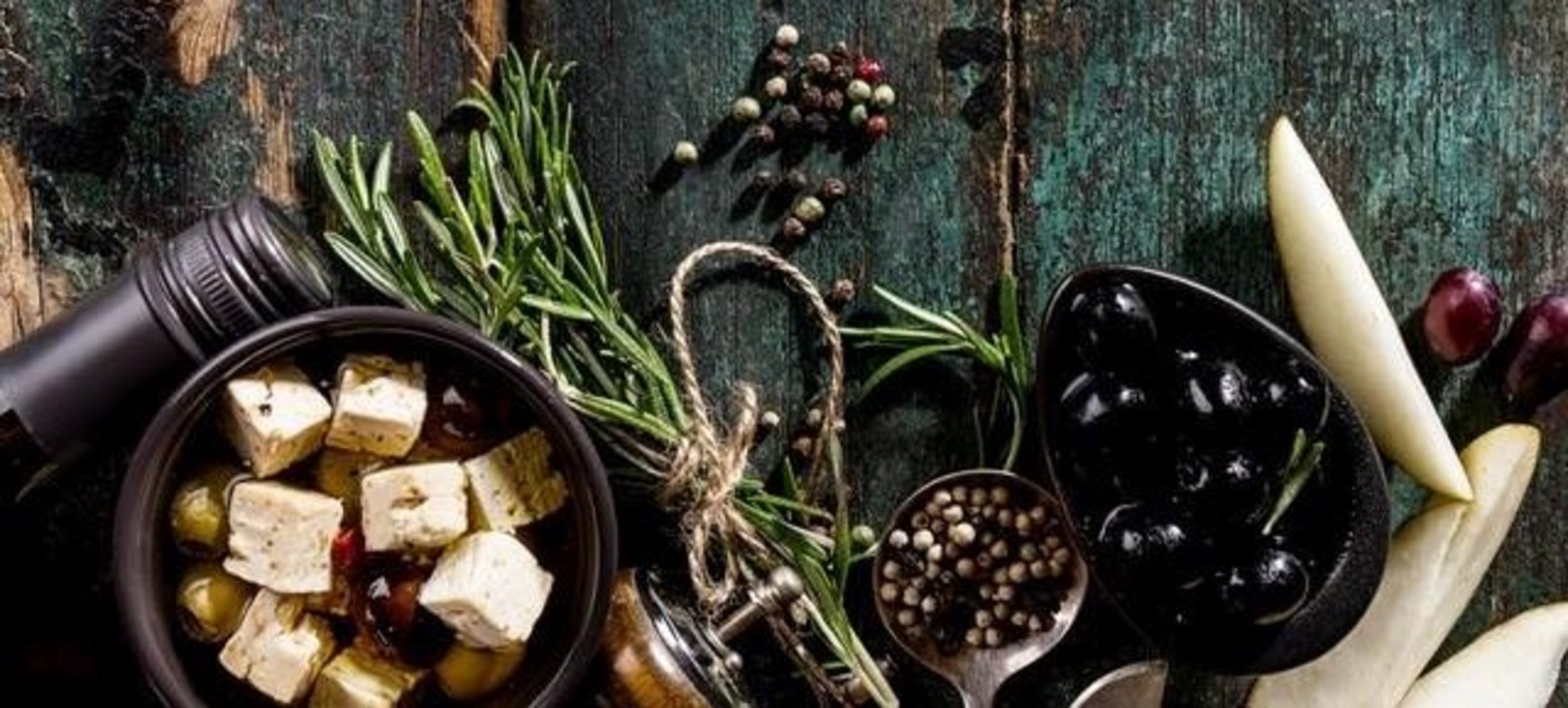 Griechisches Essen griechisches Essen auf dunklem Holz von oben fotografiert